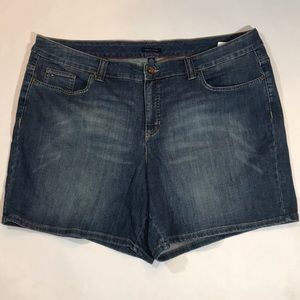 TOMMY HILFIGER   BLUE DENIM SHORTS NWOT SZ 22